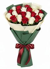 Букет Микс из красных и белых роз в Бирске