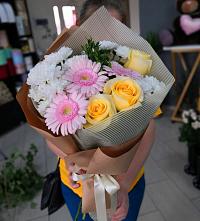 Букет цветов из:  Герберы, Розы и Хризантемы в Бирске