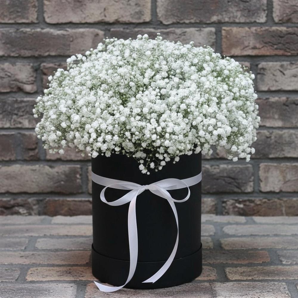 Цветочная композиция из Гипсофила в шляпной коробке в Бирске