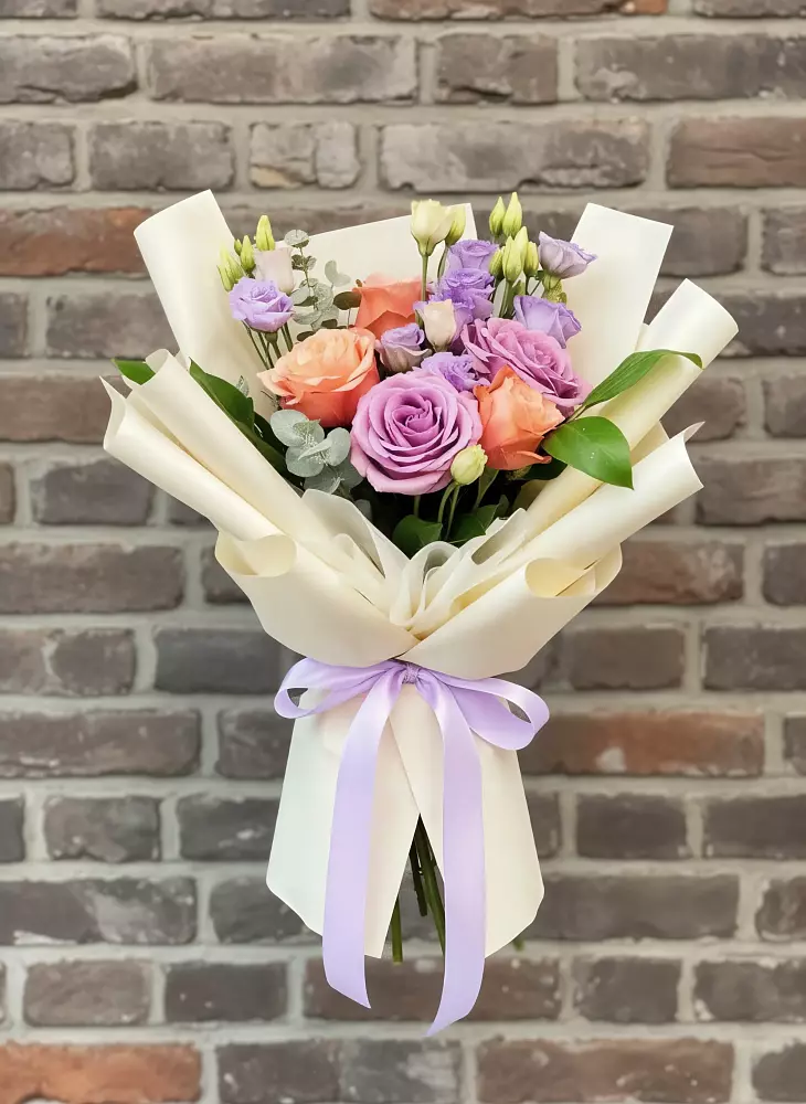 Букет цветов из: Лизиантусы и Розы в Бирске