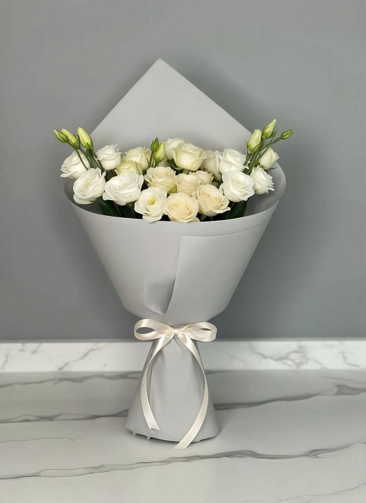 Букет цветов из: Розы и Лизиантусы в Бирске