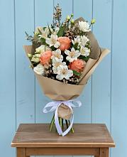 Букет цветов из:  Альстромерии, Лизиантусы, Розы и Хризантемы в Бирске