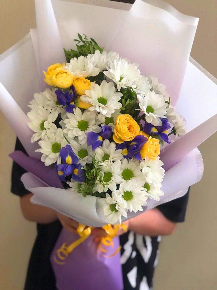 Букет цветов из: Ирисы, Хризантемы и Розы в Бирске