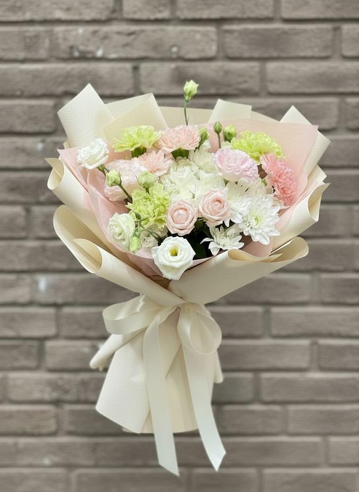 Букет цветов из: Гвоздики, Розы, Лизиантусы и Хризантемы в Бирске