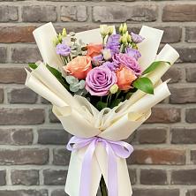 Букет цветов из:  Лизиантусы и Розы в Бирске