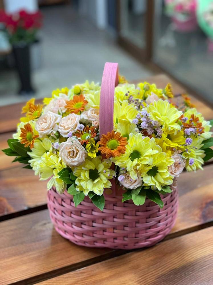 Цветочная композиция из Хризантемы и Розы в корзине в Бирске