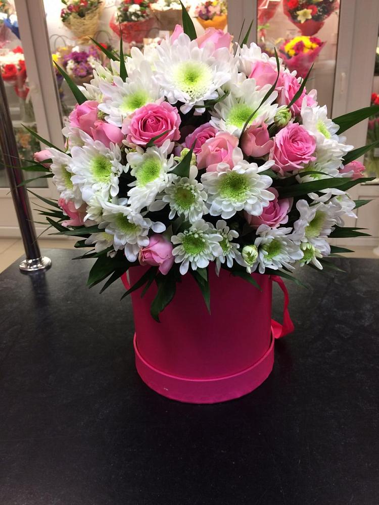 Цветочная композиция из Розы и Хризантемы в шляпной коробке в Бирске