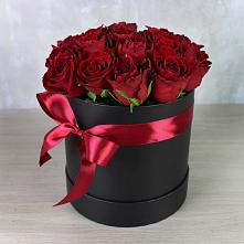 Цветочная композиция из Розы в шляпной коробке в Бирске