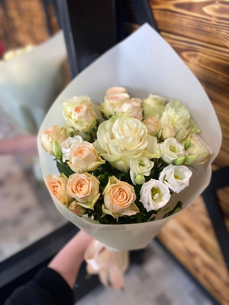 Букет цветов из: Розы и Лизиантусы в Бирске